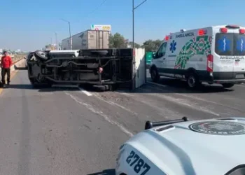 Una camioneta se vuelca en zona industrial