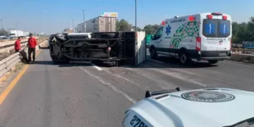 Una camioneta se vuelca en zona industrial