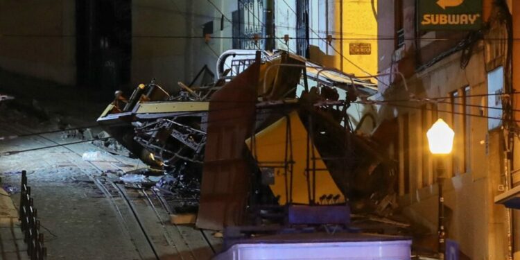 De hasta 14 nacionalidades, víctimas del descarrilamiento de funicular en Lisboa