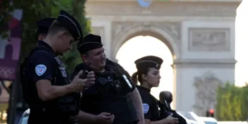 Adolescente de 14 años hiere a profesora y luego se autolesiona en colegio de Francia