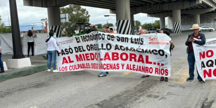 Protestan trabajadores del Tecnológico de SLP