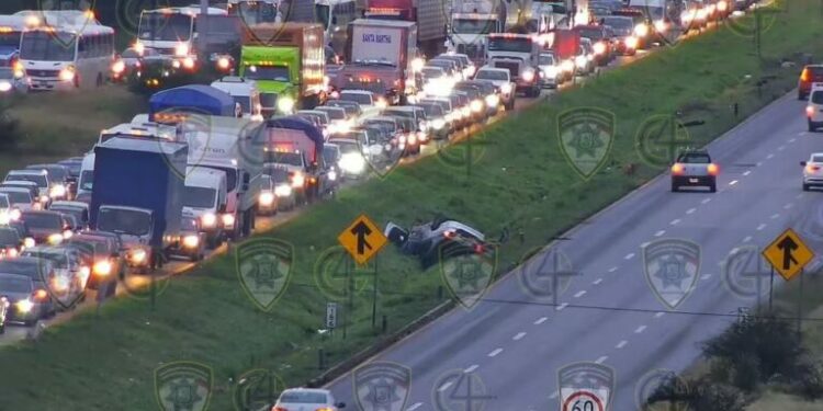 Volcaduras y choque múltiple provocaron tráfico lento en Carretera 57 esta mañana