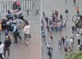 VIDEO | Ambulantes y empleados del gobierno de CDMX se enfrentaron a golpes en el Zócalo horas antes del Grito de Independencia