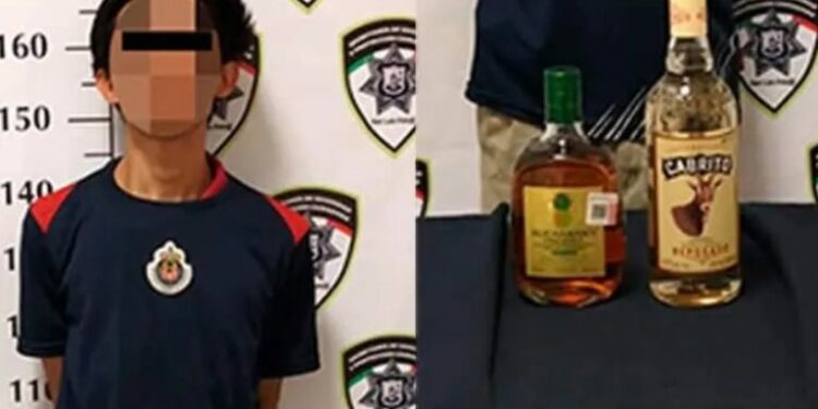 Atrapan a ladrón que robó licor de un OXXO