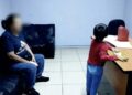 Niño es echado a la calle por su madre; autoridades intervienen y lo entregan a su padre