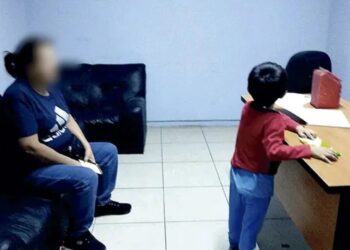 Niño es echado a la calle por su madre; autoridades intervienen y lo entregan a su padre