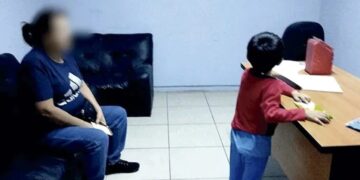Niño es echado a la calle por su madre; autoridades intervienen y lo entregan a su padre