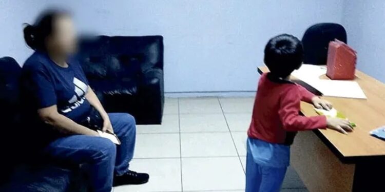 Niño es echado a la calle por su madre; autoridades intervienen y lo entregan a su padre