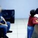 Niño es echado a la calle por su madre; autoridades intervienen y lo entregan a su padre