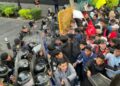 VIDEO | Protesta estudiantil de FNERRR termina en enfrentamiento con policías en el Zócalo de CDMX