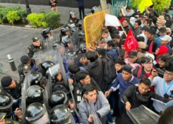 VIDEO | Protesta estudiantil de FNERRR termina en enfrentamiento con policías en el Zócalo de CDMX