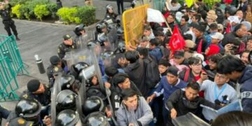 VIDEO | Protesta estudiantil de FNERRR termina en enfrentamiento con policías en el Zócalo de CDMX