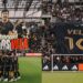 Carlos Vela reacciona al tatuaje de un fan del LAFC durante homenaje