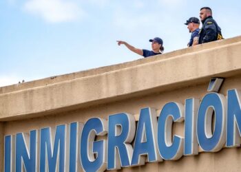 Hay un mexicano con lesiones graves tras tiroteo en centro de ICE