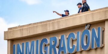 Hay un mexicano con lesiones graves tras tiroteo en centro de ICE