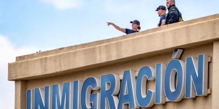 Hay un mexicano con lesiones graves tras tiroteo en centro de ICE