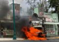 VIDEO | Caso Ayotzinapa: normalistas derriban puerta del Campo Militar 1 e incendian camión