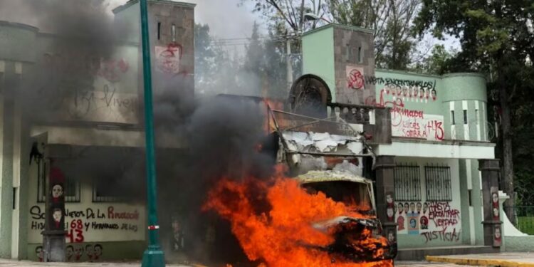 VIDEO | Caso Ayotzinapa: normalistas derriban puerta del Campo Militar 1 e incendian camión