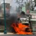 VIDEO | Caso Ayotzinapa: normalistas derriban puerta del Campo Militar 1 e incendian camión