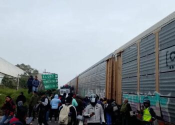 VIDEO | Tren arrolla autobús de pasajeros en Atlacomulco, Edomex