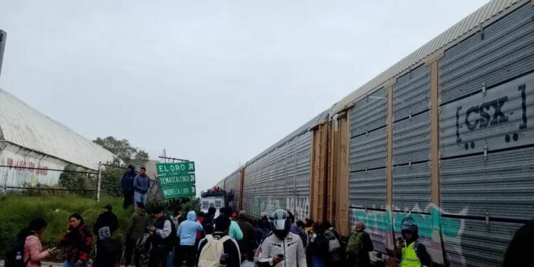 VIDEO | Tren arrolla autobús de pasajeros en Atlacomulco, Edomex