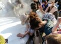 Rocían gas lacrimógeno y disparan balas de goma en protesta frente a instalaciones del ICE en Chicago