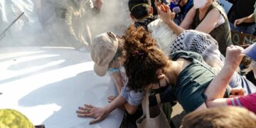 Rocían gas lacrimógeno y disparan balas de goma en protesta frente a instalaciones del ICE en Chicago