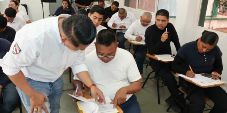 Más de mil policías censados y 571 capacitados