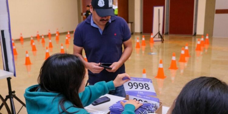 Todo listo para la entrega de kits a participantes del Medio Maratón UASLP 2025