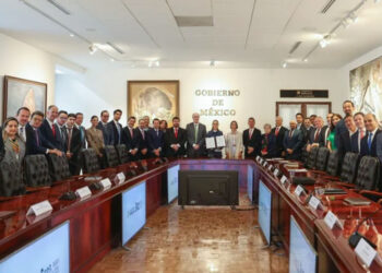 Sheinbaum renueva acuerdo con empresarios para mantener estable el precio de la gasolina