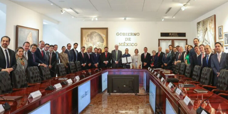 Sheinbaum renueva acuerdo con empresarios para mantener estable el precio de la gasolina