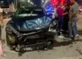 Volcadura en la Zona Industrial; conductores se culpan por no respetar el semáforo