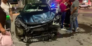 Volcadura en la Zona Industrial; conductores se culpan por no respetar el semáforo