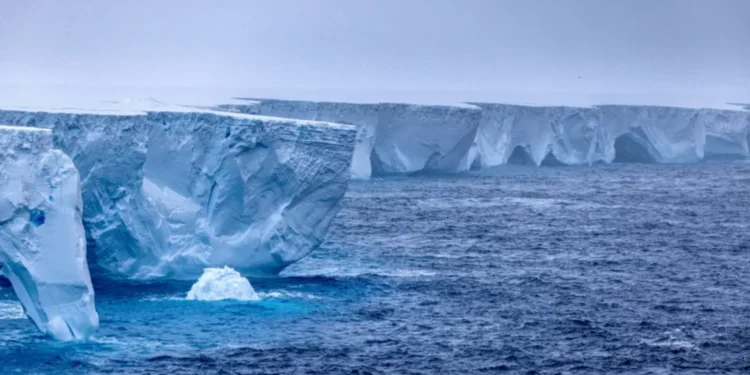 El iceberg más grande del mundo se fractura “rápidamente”, advierten científicos
