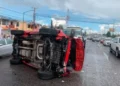 Una camioneta vuelca debido a las lluvias en carretera Rioverde