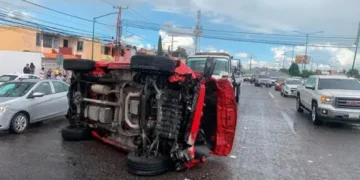Una camioneta vuelca debido a las lluvias en carretera Rioverde