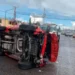 Una camioneta vuelca debido a las lluvias en carretera Rioverde
