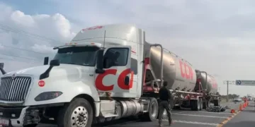 Motociclista pierde la vida tras ser aplastado por tráiler en la carretera de cuota a Villa de Arriaga
