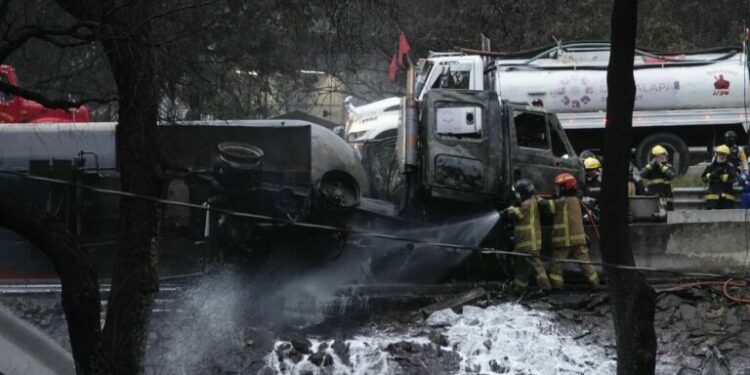 Suman ya 25 muertos por explosión de pipa en Iztapalapa