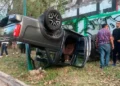 Vuelca camioneta en el río Santiago
