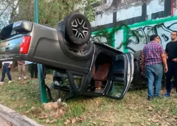 Vuelca camioneta en el río Santiago