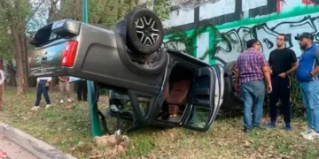 Vuelca camioneta en el río Santiago