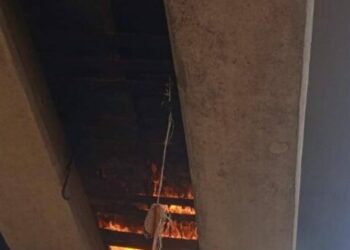 Protección Civil controla conato de incendio bajo el distribuidor Juárez
