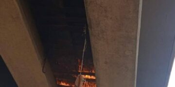 Protección Civil controla conato de incendio bajo el distribuidor Juárez