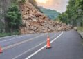 Cierran autopista Valles-Rayón por derrumbe de cerro; no hay heridos