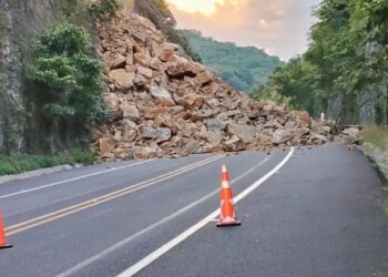 Cierran autopista Valles-Rayón por derrumbe de cerro; no hay heridos