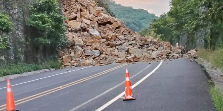 Cierran autopista Valles-Rayón por derrumbe de cerro; no hay heridos