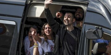 Hamás libera a los 20 rehenes israelíes vivos; se reencuentran con sus familias