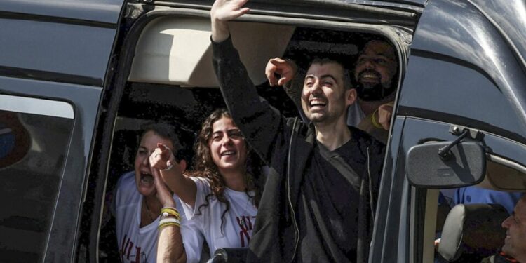 Hamás libera a los 20 rehenes israelíes vivos; se reencuentran con sus familias