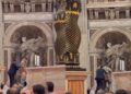 Hombre orinó y profanó altar en la Basílica de San Pedro durante misa en el Vaticano